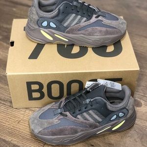 Adidas Yeezy Boost 700 size 10.5M Mauve